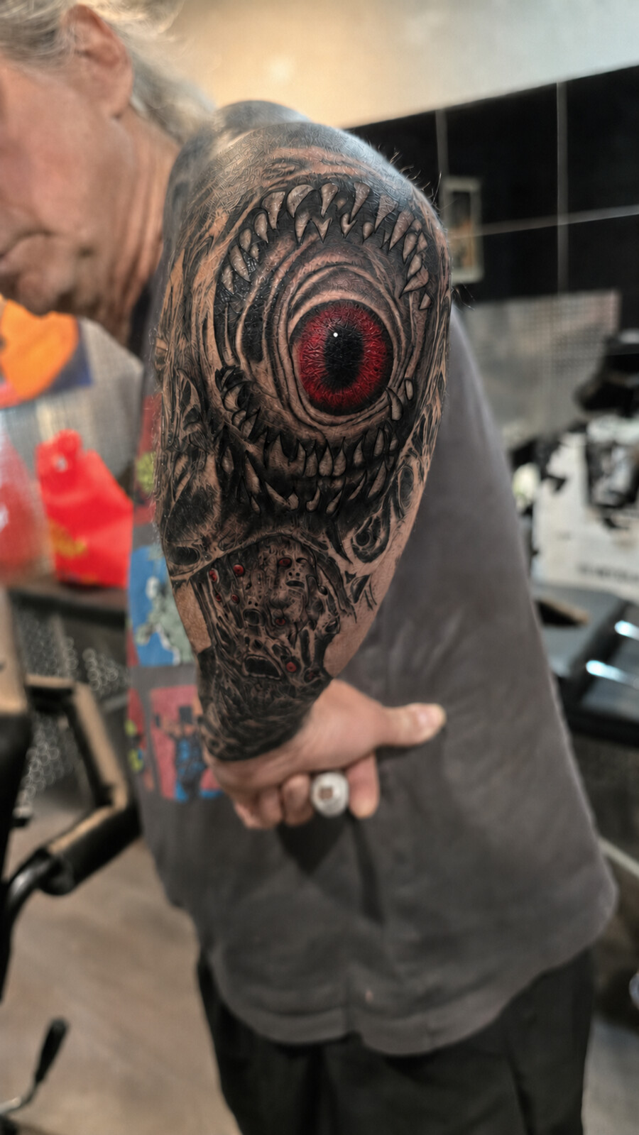 Tatouage biomécanique avec œil rouge